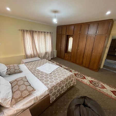 Khwaab Gah By The Khayabaan-Homestay Apartments Fully Furnished With Functional Kitchen, Wifi & Parking In City Centre ศรีนาการ์ ภายนอก รูปภาพ