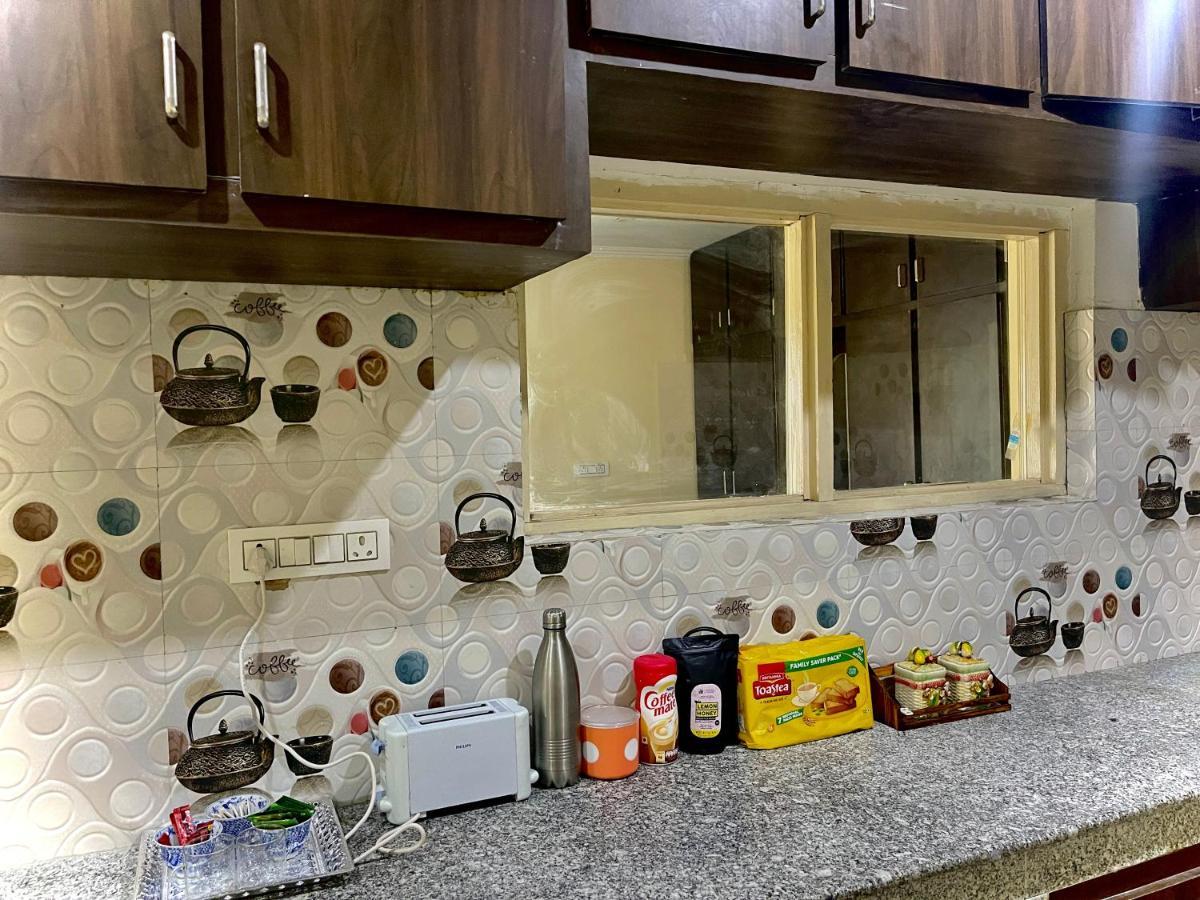 Khwaab Gah By The Khayabaan-Homestay Apartments Fully Furnished With Functional Kitchen, Wifi & Parking In City Centre ศรีนาการ์ ภายนอก รูปภาพ