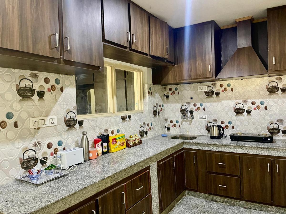 Khwaab Gah By The Khayabaan-Homestay Apartments Fully Furnished With Functional Kitchen, Wifi & Parking In City Centre ศรีนาการ์ ภายนอก รูปภาพ