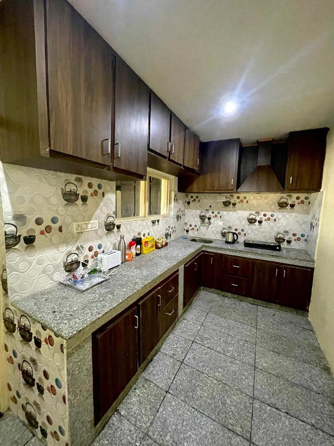 Khwaab Gah By The Khayabaan-Homestay Apartments Fully Furnished With Functional Kitchen, Wifi & Parking In City Centre ศรีนาการ์ ภายนอก รูปภาพ