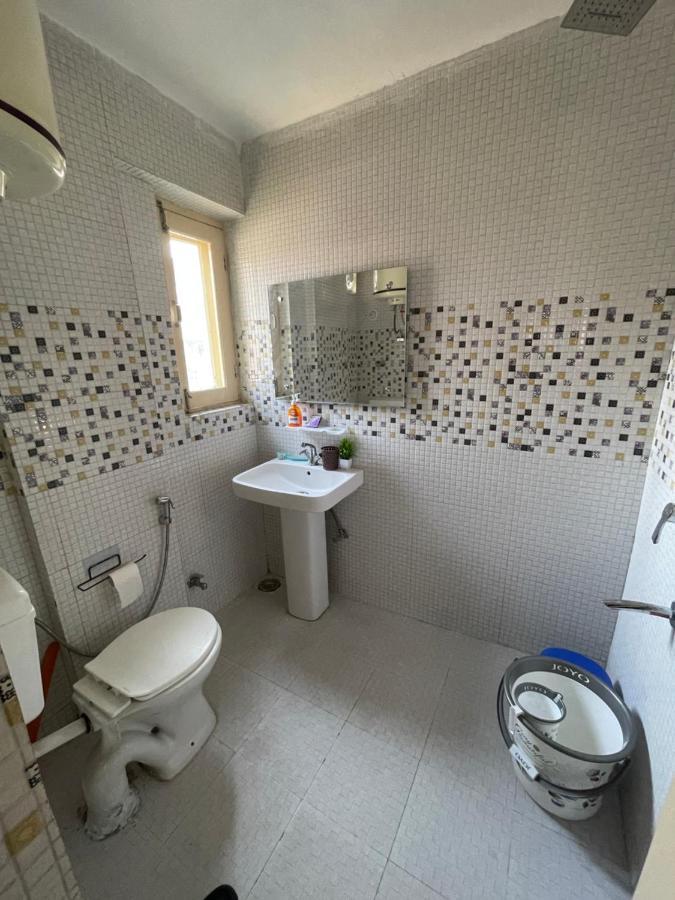 Khwaab Gah By The Khayabaan-Homestay Apartments Fully Furnished With Functional Kitchen, Wifi & Parking In City Centre ศรีนาการ์ ภายนอก รูปภาพ