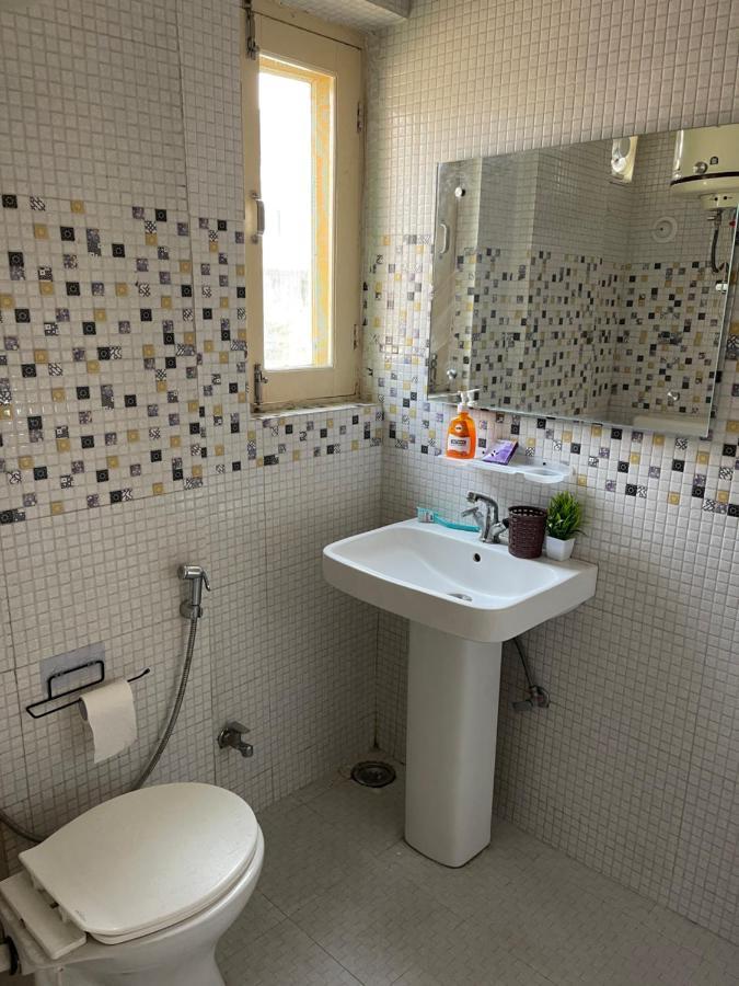 Khwaab Gah By The Khayabaan-Homestay Apartments Fully Furnished With Functional Kitchen, Wifi & Parking In City Centre ศรีนาการ์ ห้อง รูปภาพ