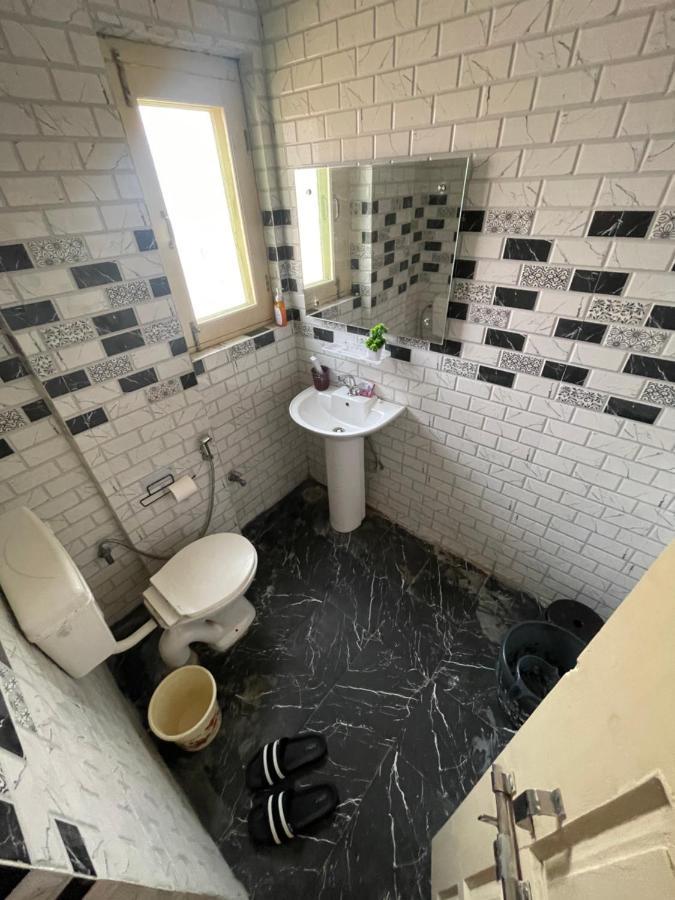 Khwaab Gah By The Khayabaan-Homestay Apartments Fully Furnished With Functional Kitchen, Wifi & Parking In City Centre ศรีนาการ์ ภายนอก รูปภาพ