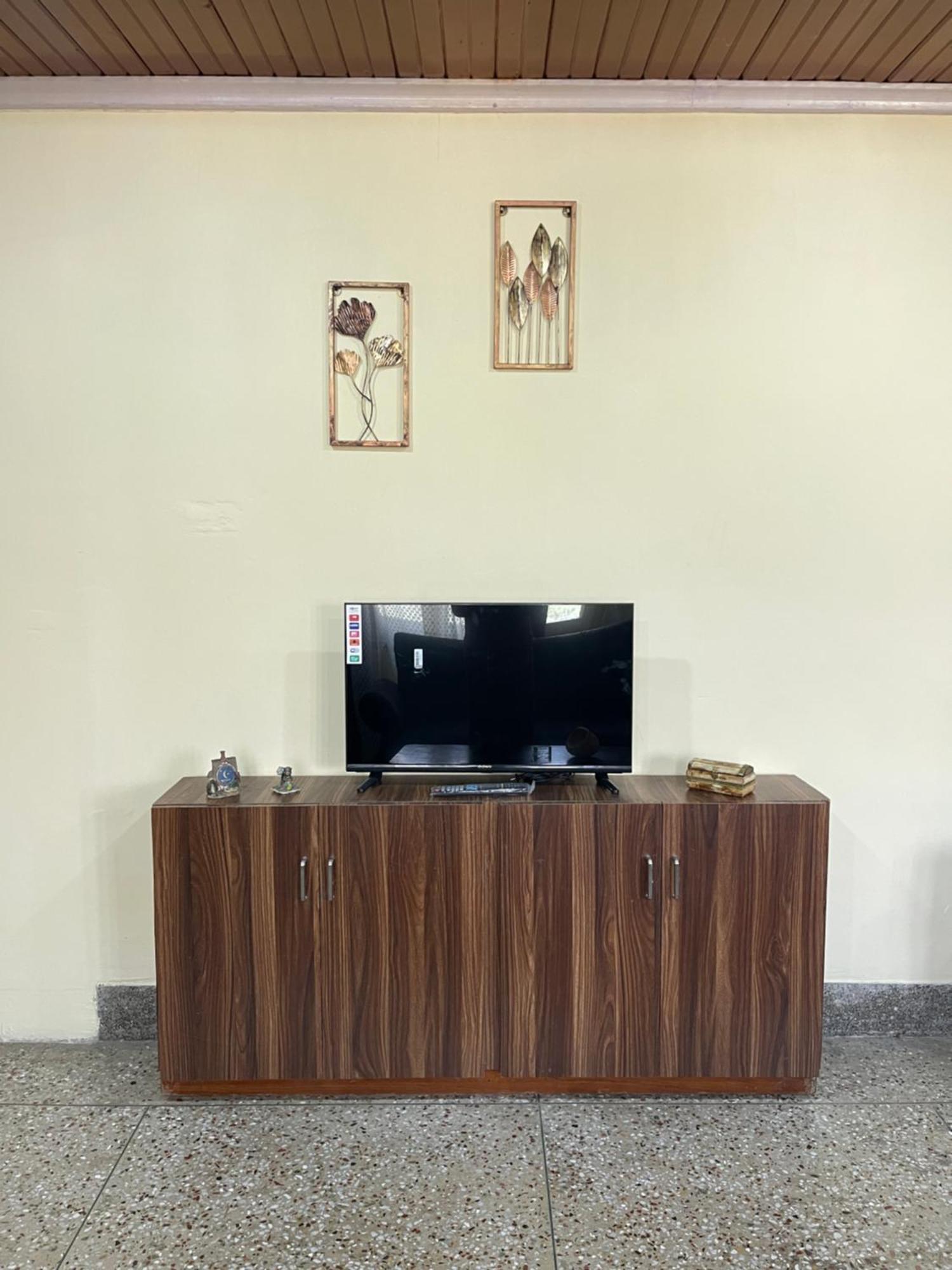 Khwaab Gah By The Khayabaan-Homestay Apartments Fully Furnished With Functional Kitchen, Wifi & Parking In City Centre ศรีนาการ์ ภายนอก รูปภาพ