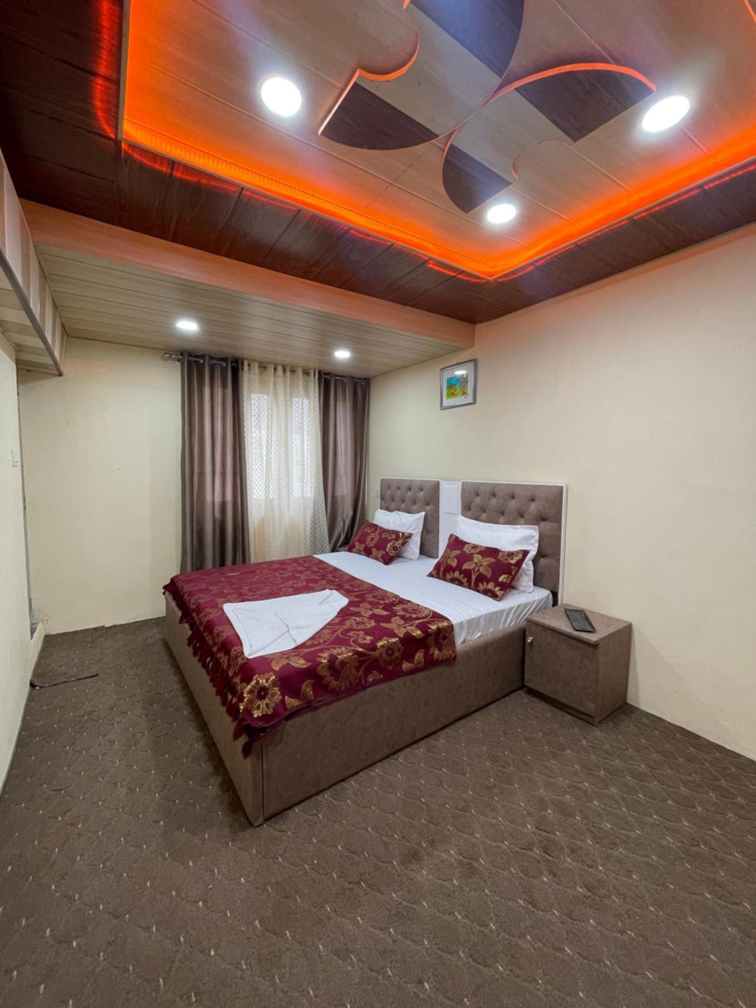 Khwaab Gah By The Khayabaan-Homestay Apartments Fully Furnished With Functional Kitchen, Wifi & Parking In City Centre ศรีนาการ์ ภายนอก รูปภาพ