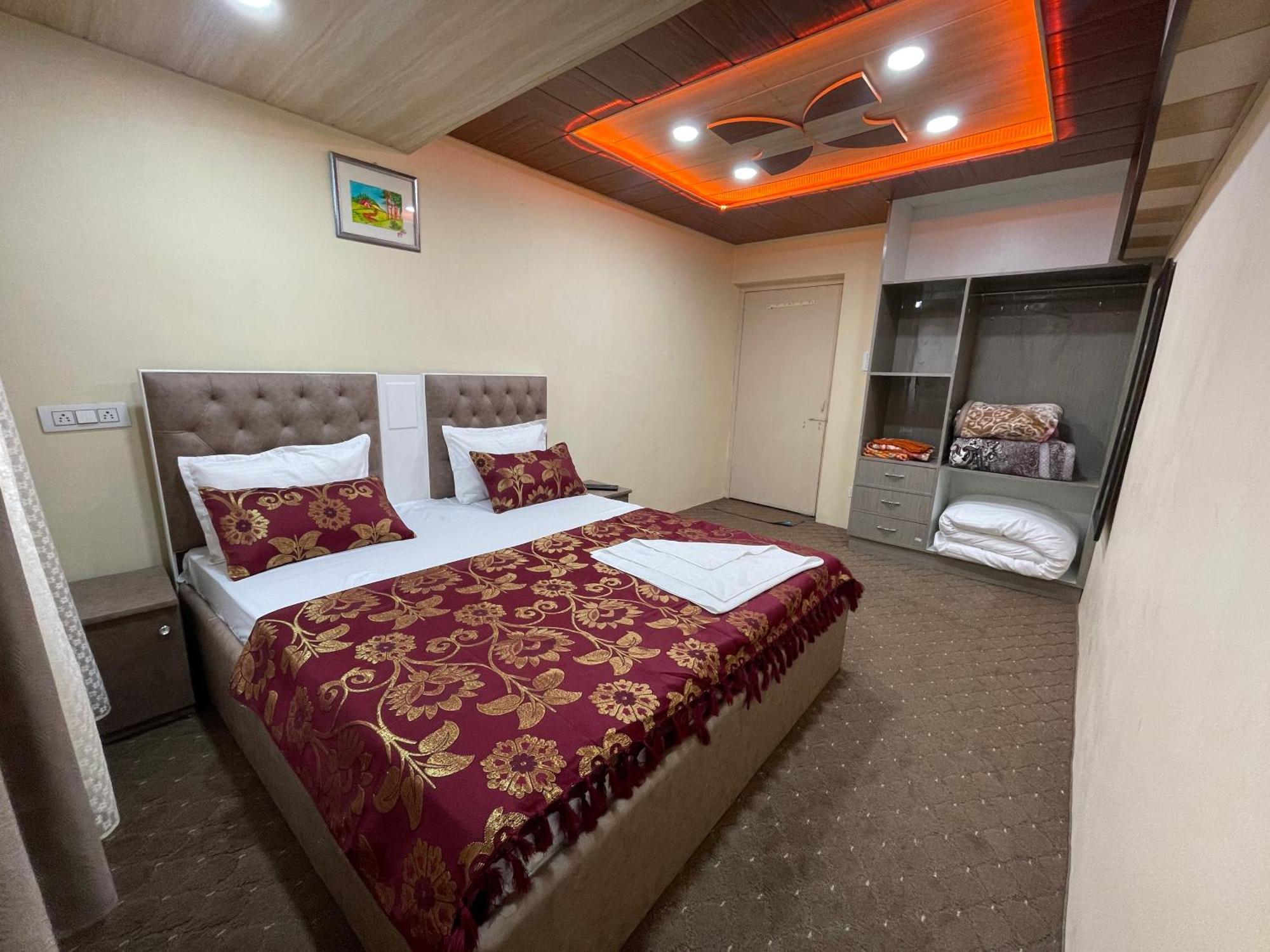 Khwaab Gah By The Khayabaan-Homestay Apartments Fully Furnished With Functional Kitchen, Wifi & Parking In City Centre ศรีนาการ์ ภายนอก รูปภาพ
