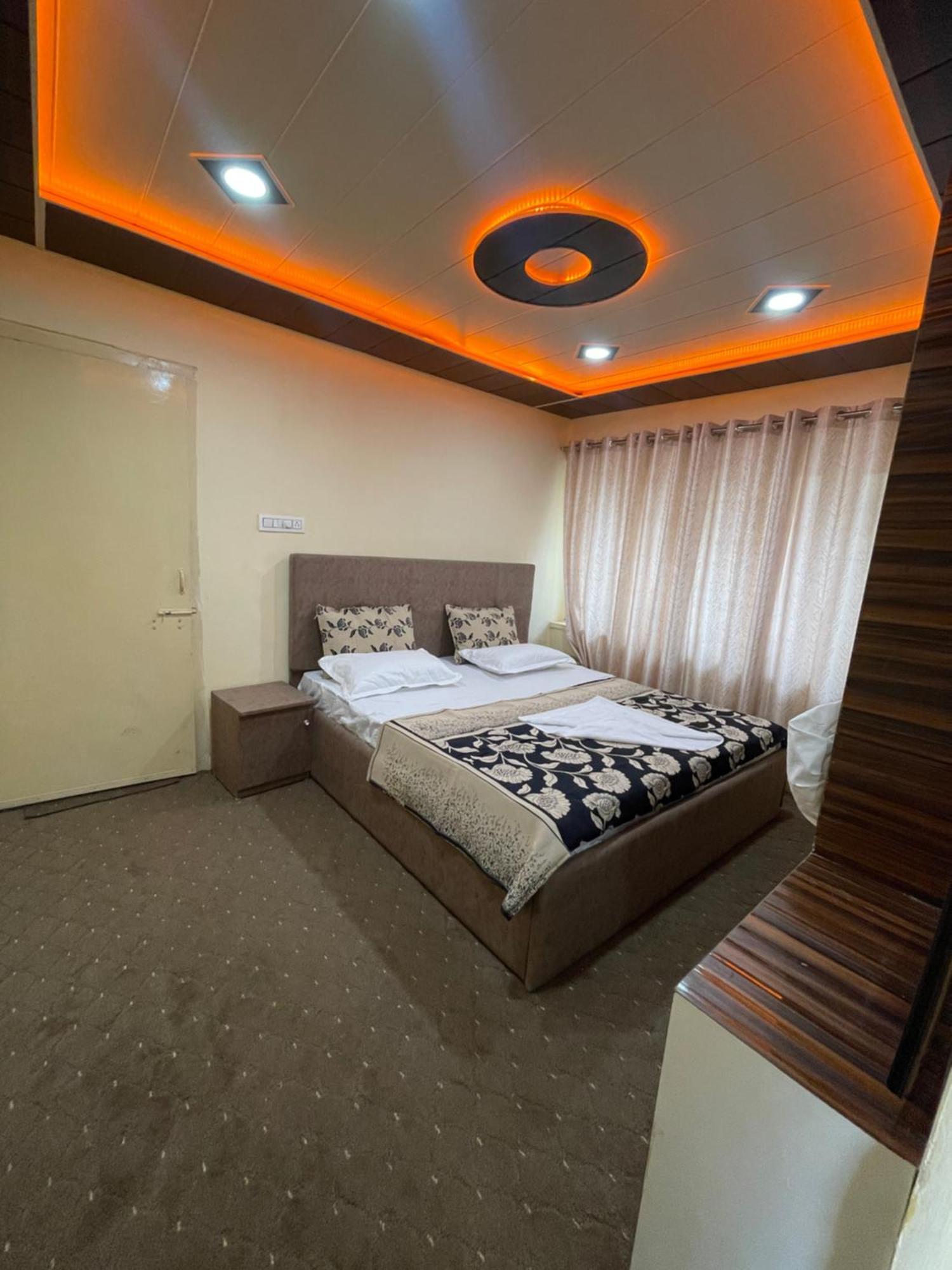 Khwaab Gah By The Khayabaan-Homestay Apartments Fully Furnished With Functional Kitchen, Wifi & Parking In City Centre ศรีนาการ์ ภายนอก รูปภาพ