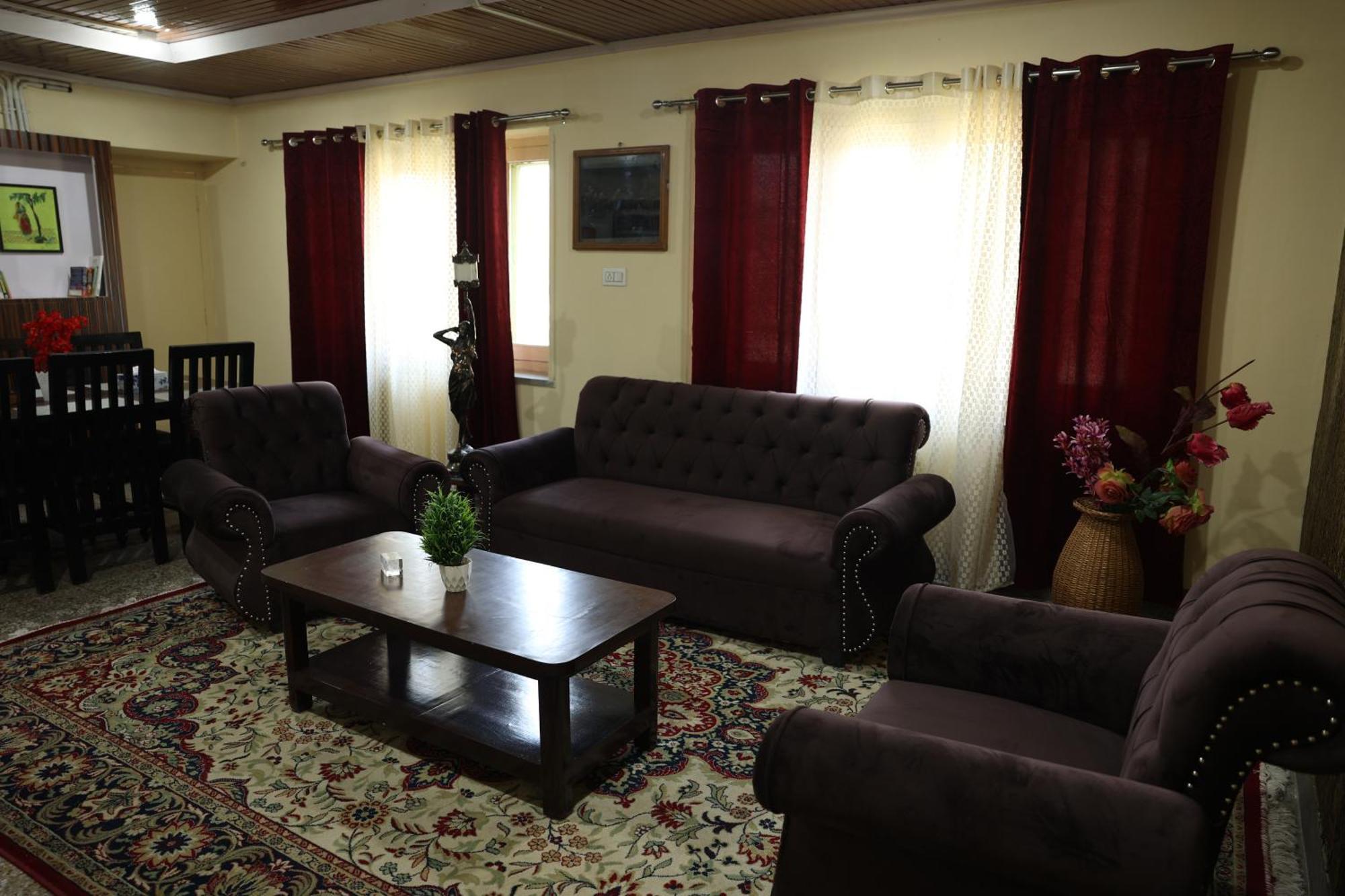 Khwaab Gah By The Khayabaan-Homestay Apartments Fully Furnished With Functional Kitchen, Wifi & Parking In City Centre ศรีนาการ์ ภายนอก รูปภาพ