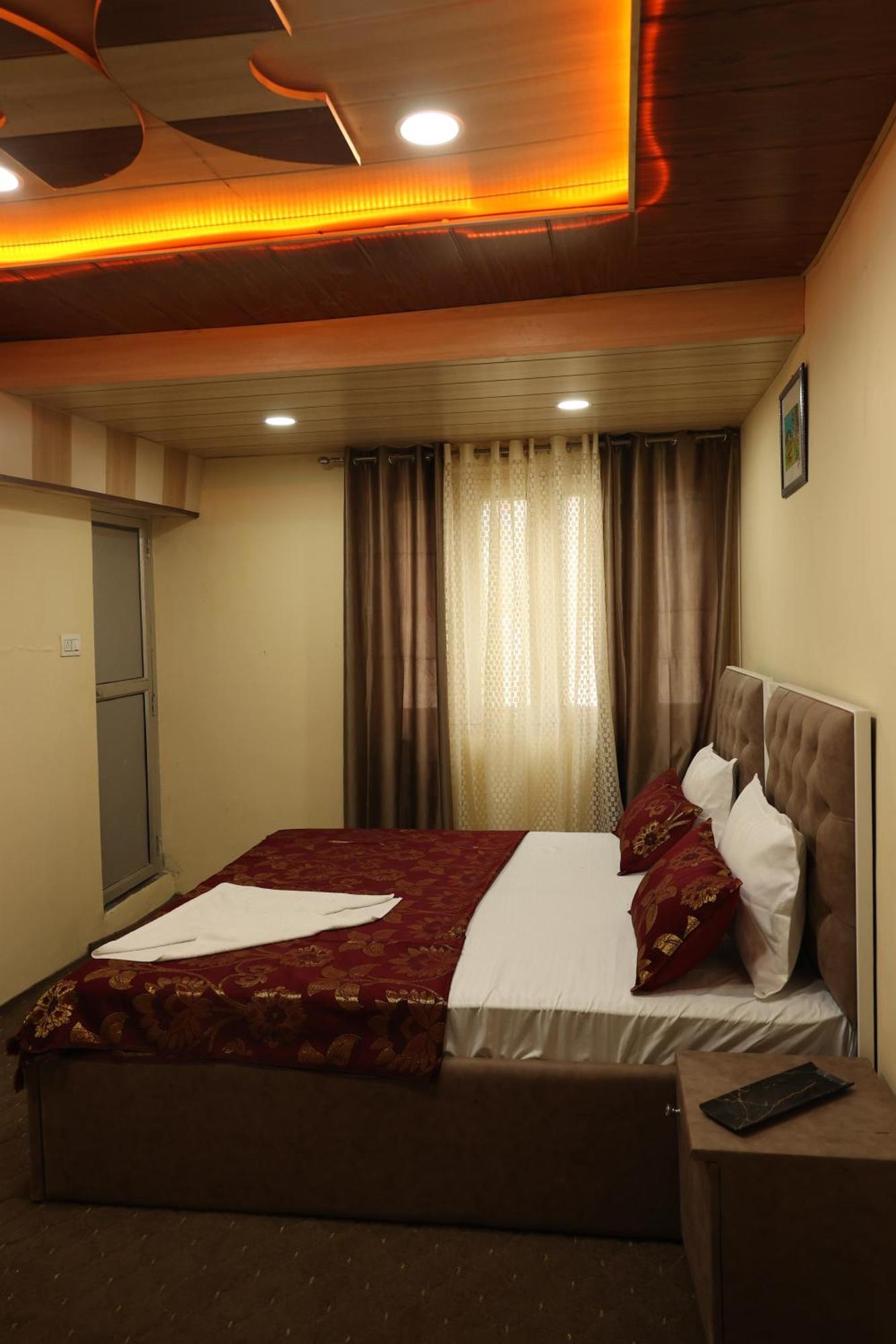 Khwaab Gah By The Khayabaan-Homestay Apartments Fully Furnished With Functional Kitchen, Wifi & Parking In City Centre ศรีนาการ์ ภายนอก รูปภาพ