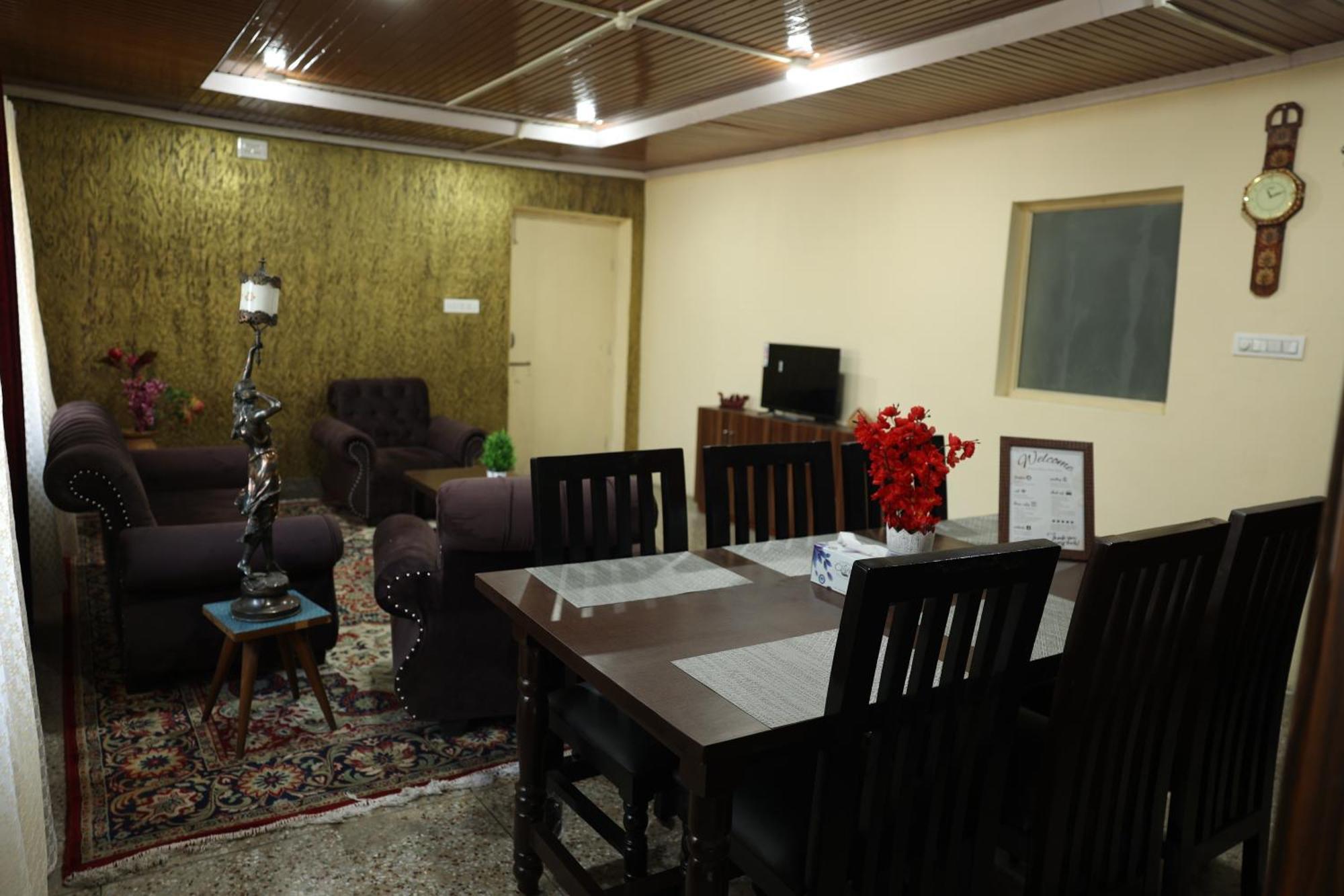 Khwaab Gah By The Khayabaan-Homestay Apartments Fully Furnished With Functional Kitchen, Wifi & Parking In City Centre ศรีนาการ์ ภายนอก รูปภาพ