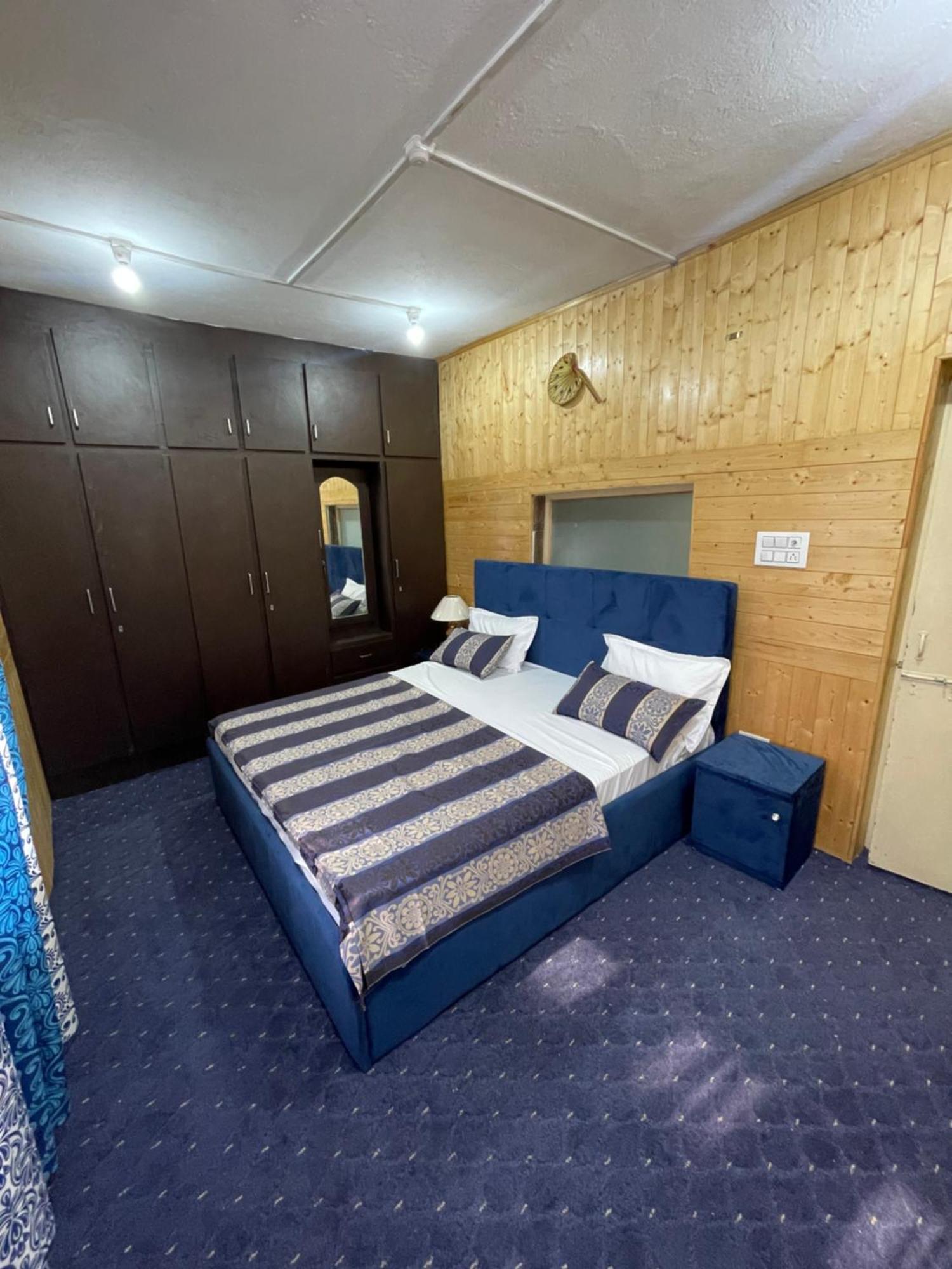 Khwaab Gah By The Khayabaan-Homestay Apartments Fully Furnished With Functional Kitchen, Wifi & Parking In City Centre ศรีนาการ์ ภายนอก รูปภาพ