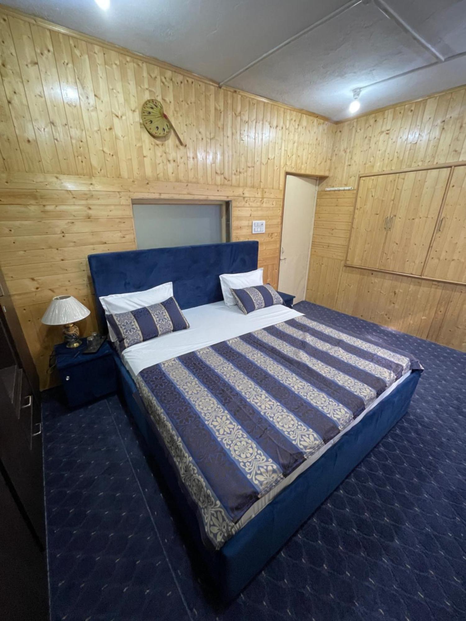 Khwaab Gah By The Khayabaan-Homestay Apartments Fully Furnished With Functional Kitchen, Wifi & Parking In City Centre ศรีนาการ์ ภายนอก รูปภาพ
