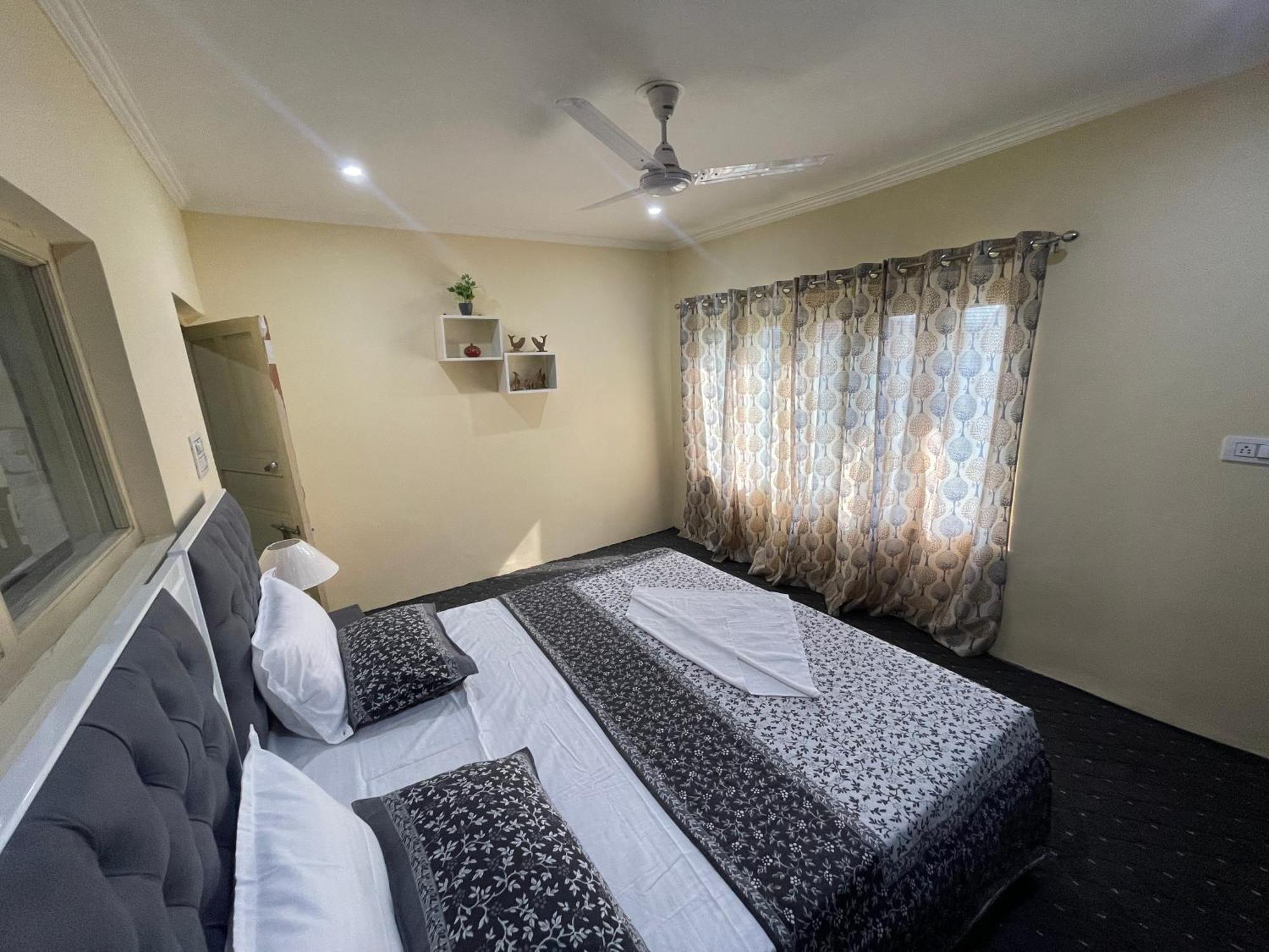 Khwaab Gah By The Khayabaan-Homestay Apartments Fully Furnished With Functional Kitchen, Wifi & Parking In City Centre ศรีนาการ์ ภายนอก รูปภาพ