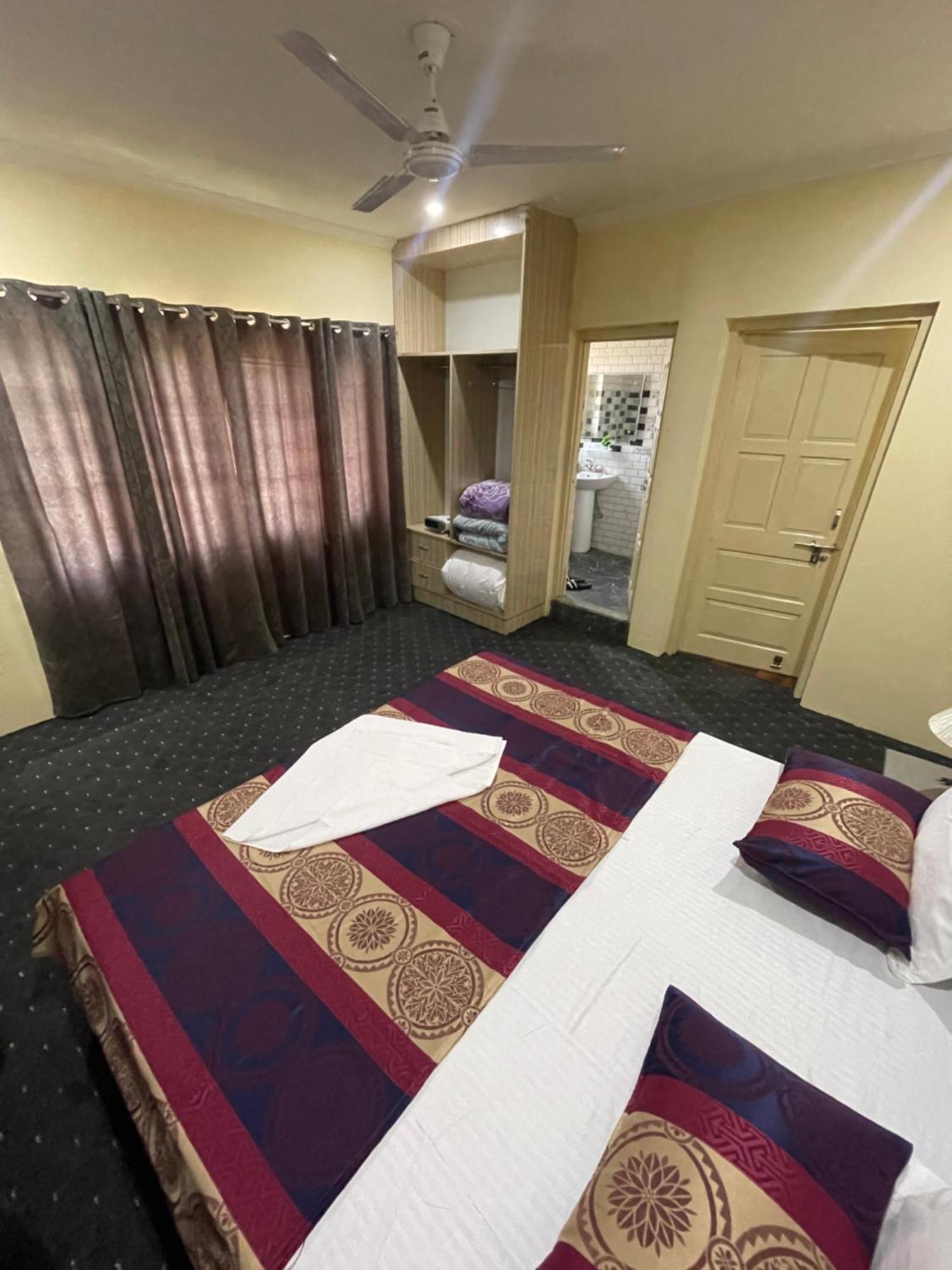 Khwaab Gah By The Khayabaan-Homestay Apartments Fully Furnished With Functional Kitchen, Wifi & Parking In City Centre ศรีนาการ์ ภายนอก รูปภาพ