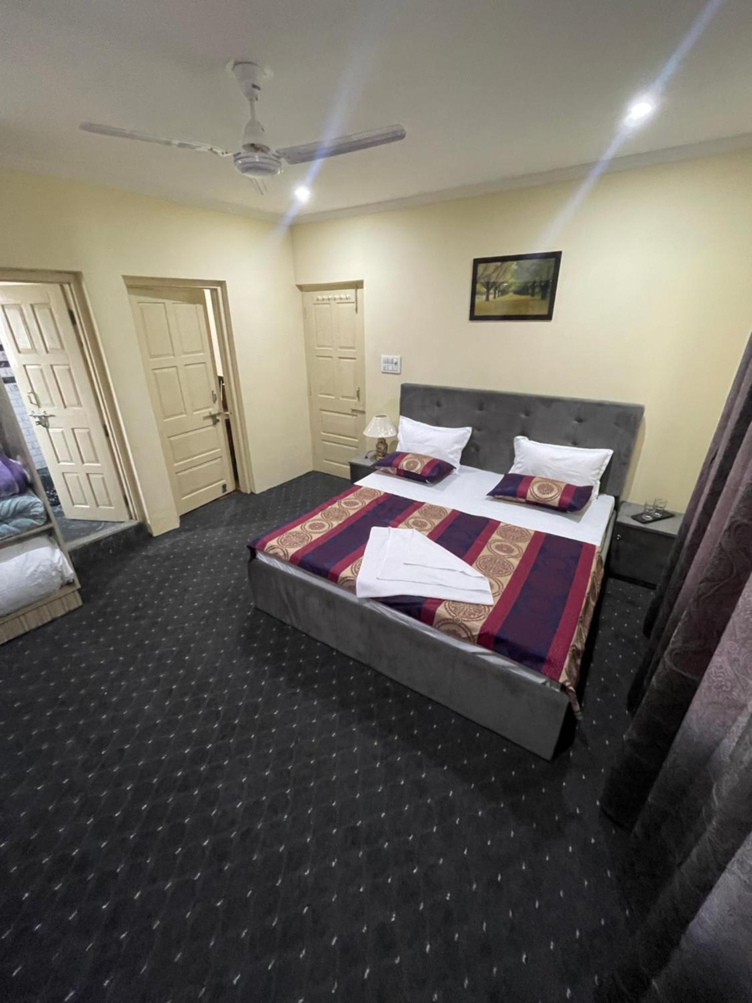 Khwaab Gah By The Khayabaan-Homestay Apartments Fully Furnished With Functional Kitchen, Wifi & Parking In City Centre ศรีนาการ์ ภายนอก รูปภาพ