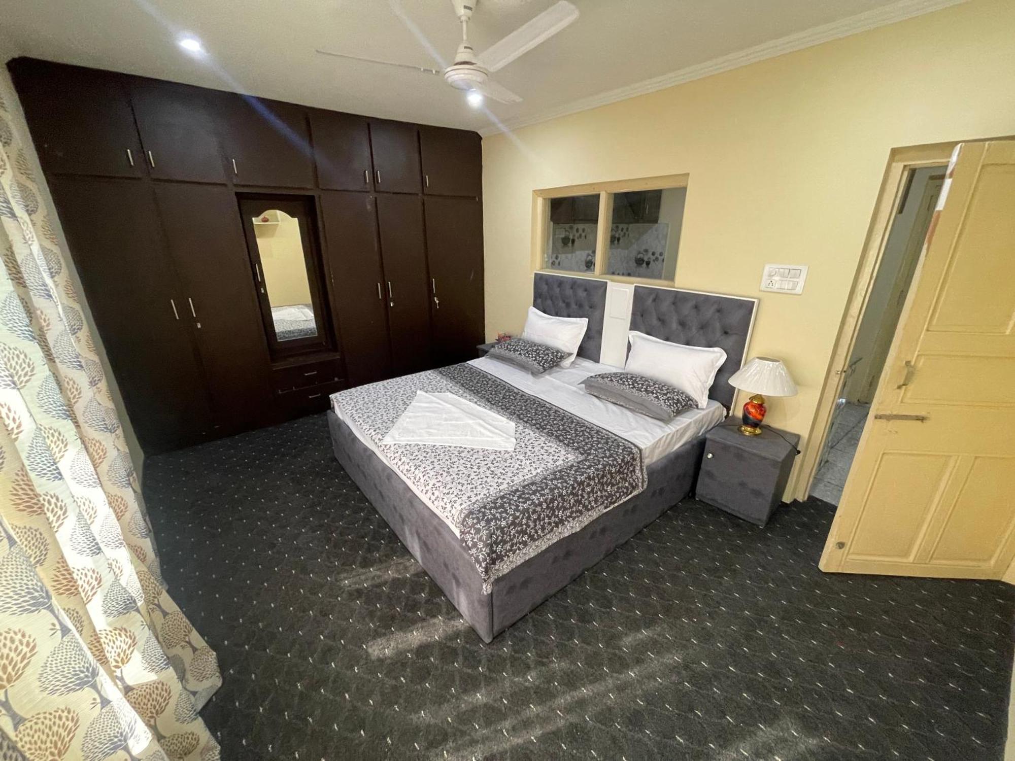 Khwaab Gah By The Khayabaan-Homestay Apartments Fully Furnished With Functional Kitchen, Wifi & Parking In City Centre ศรีนาการ์ ภายนอก รูปภาพ