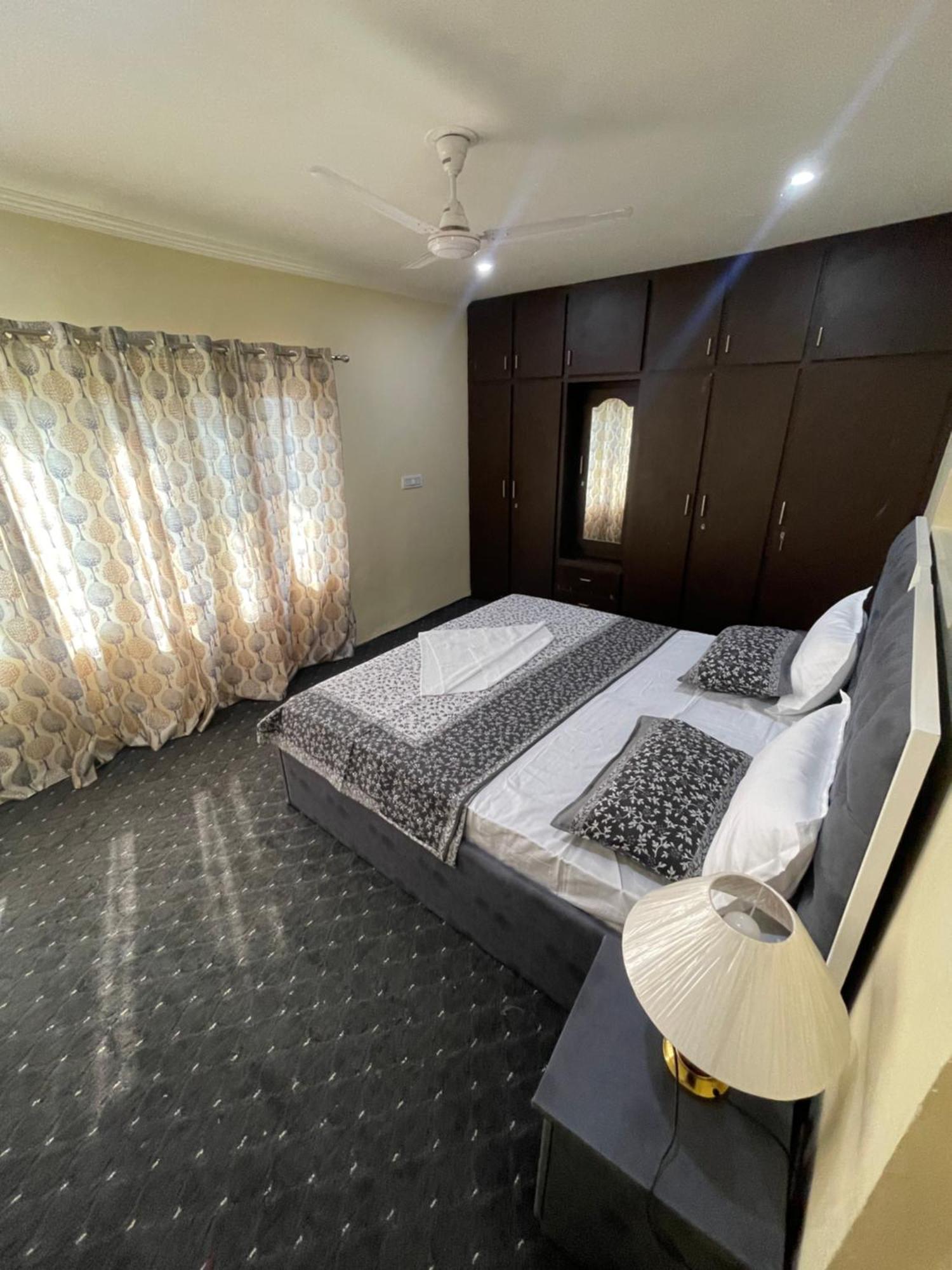 Khwaab Gah By The Khayabaan-Homestay Apartments Fully Furnished With Functional Kitchen, Wifi & Parking In City Centre ศรีนาการ์ ภายนอก รูปภาพ