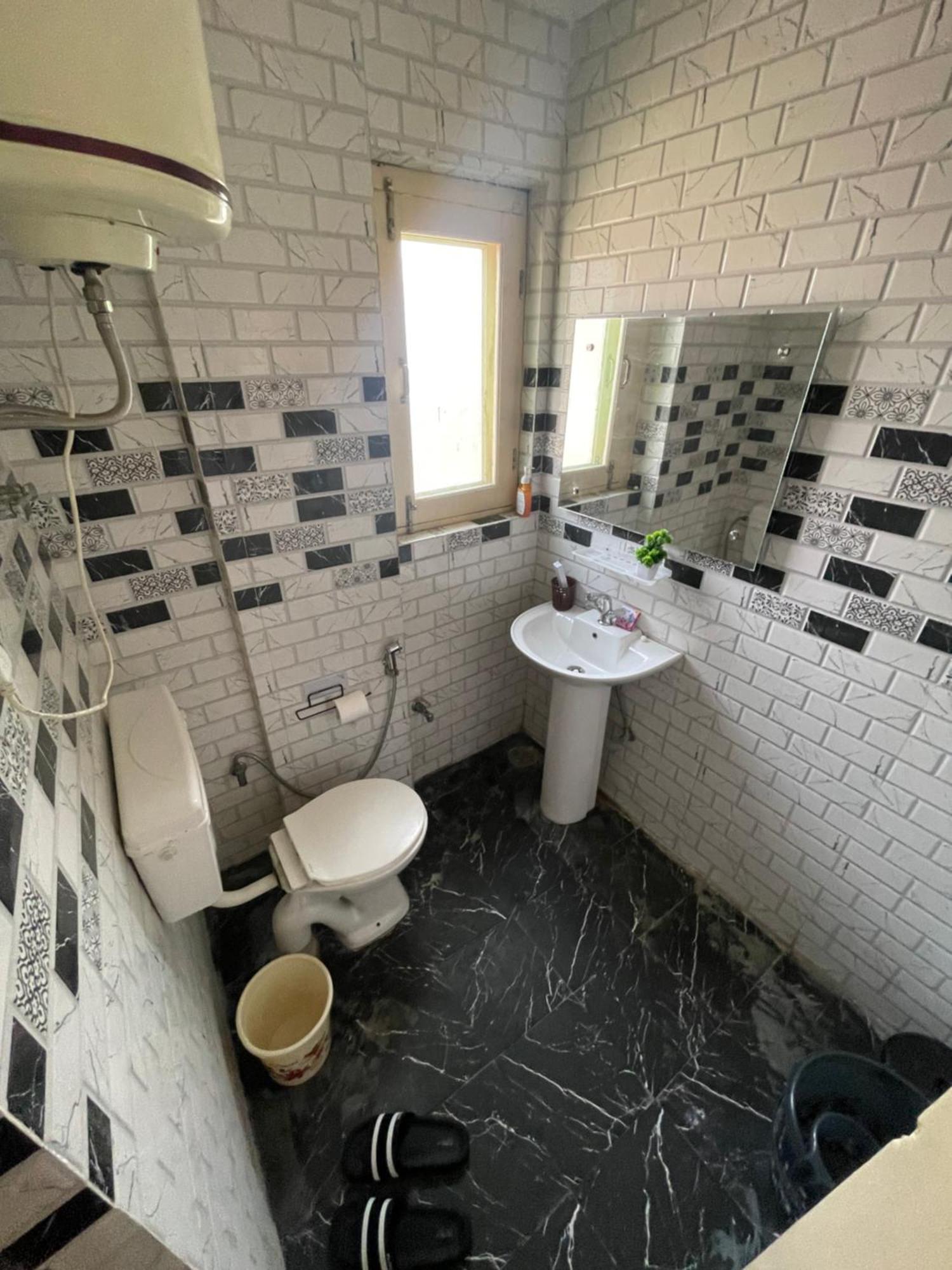 Khwaab Gah By The Khayabaan-Homestay Apartments Fully Furnished With Functional Kitchen, Wifi & Parking In City Centre ศรีนาการ์ ภายนอก รูปภาพ