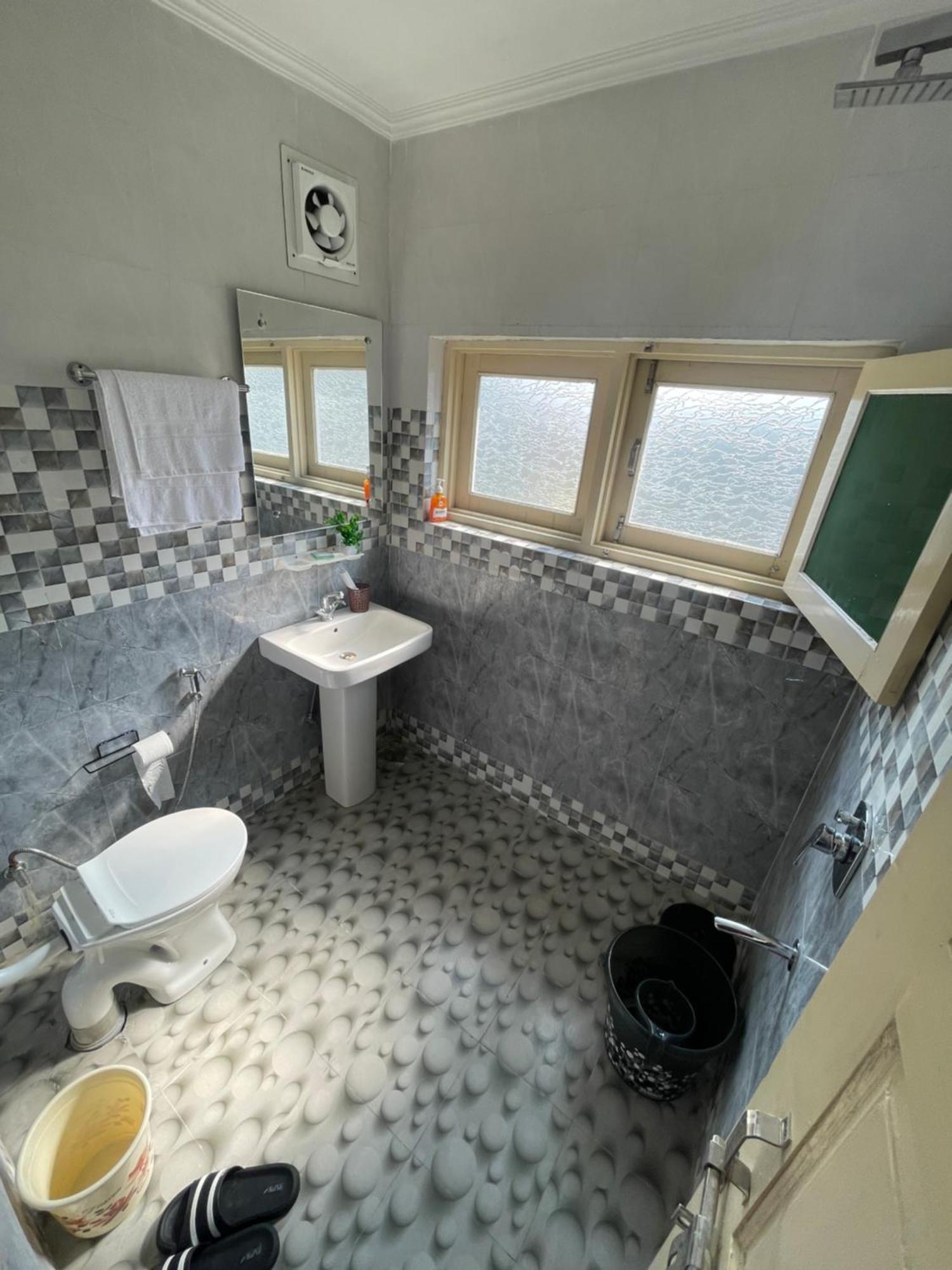 Khwaab Gah By The Khayabaan-Homestay Apartments Fully Furnished With Functional Kitchen, Wifi & Parking In City Centre ศรีนาการ์ ภายนอก รูปภาพ