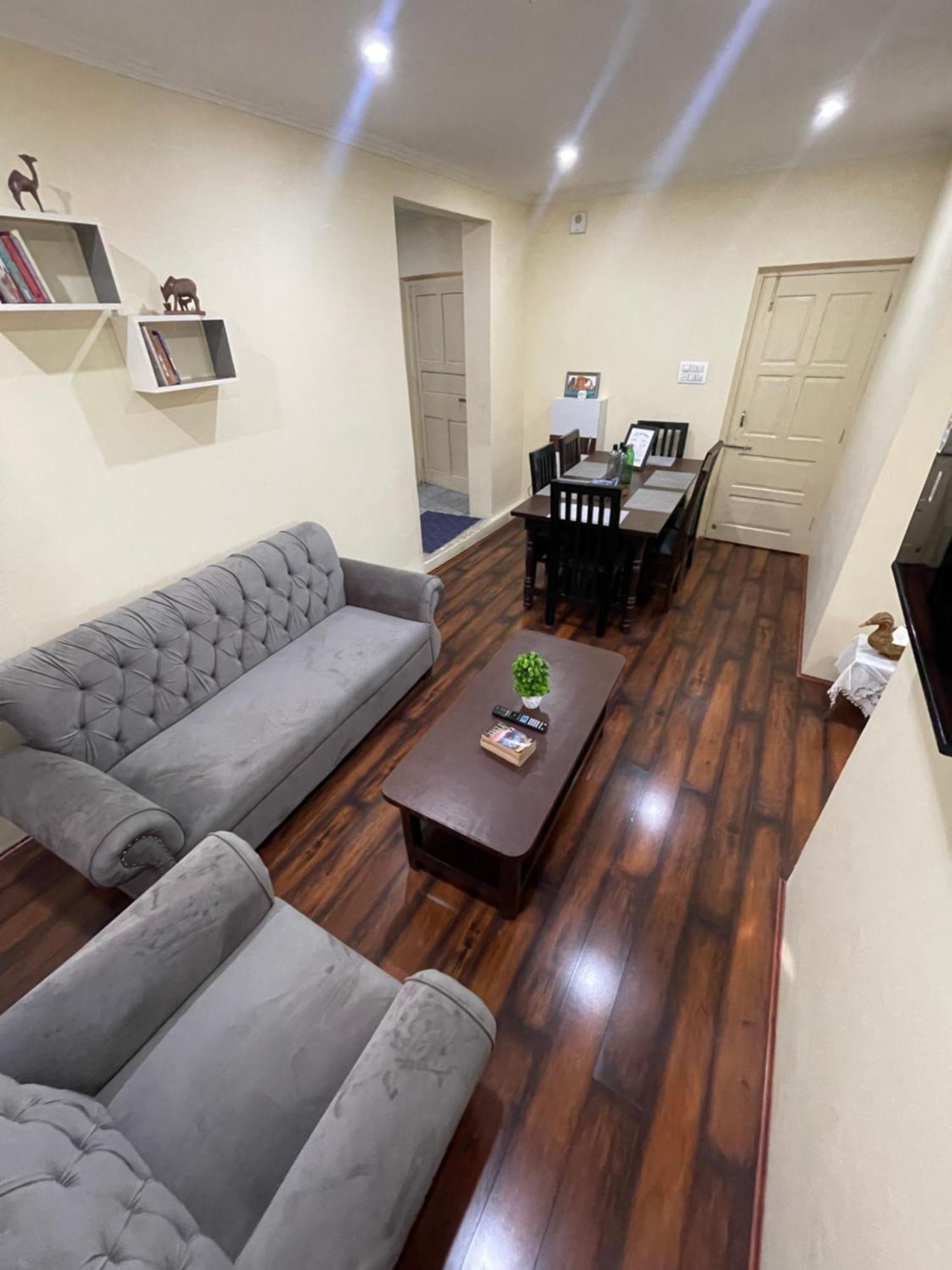 Khwaab Gah By The Khayabaan-Homestay Apartments Fully Furnished With Functional Kitchen, Wifi & Parking In City Centre ศรีนาการ์ ห้อง รูปภาพ